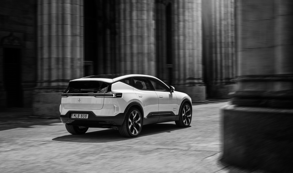 Polestar 3 driving past stone columns
