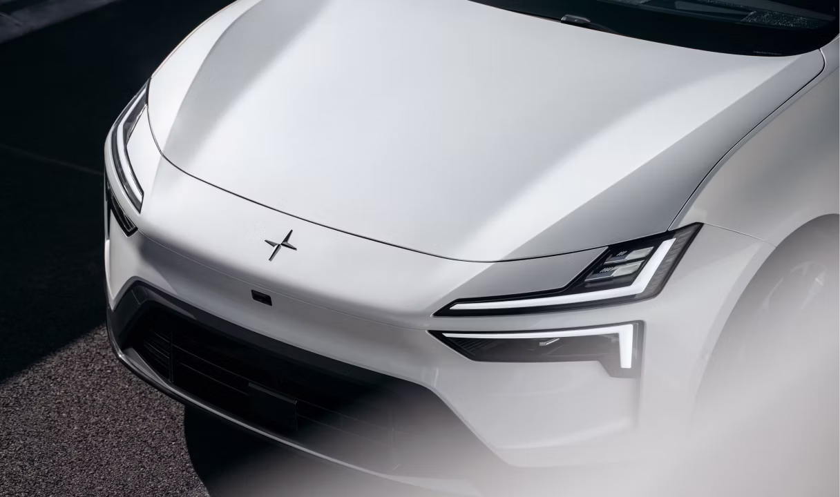 Polestar 4 coupé front end with headlights and hood emblem