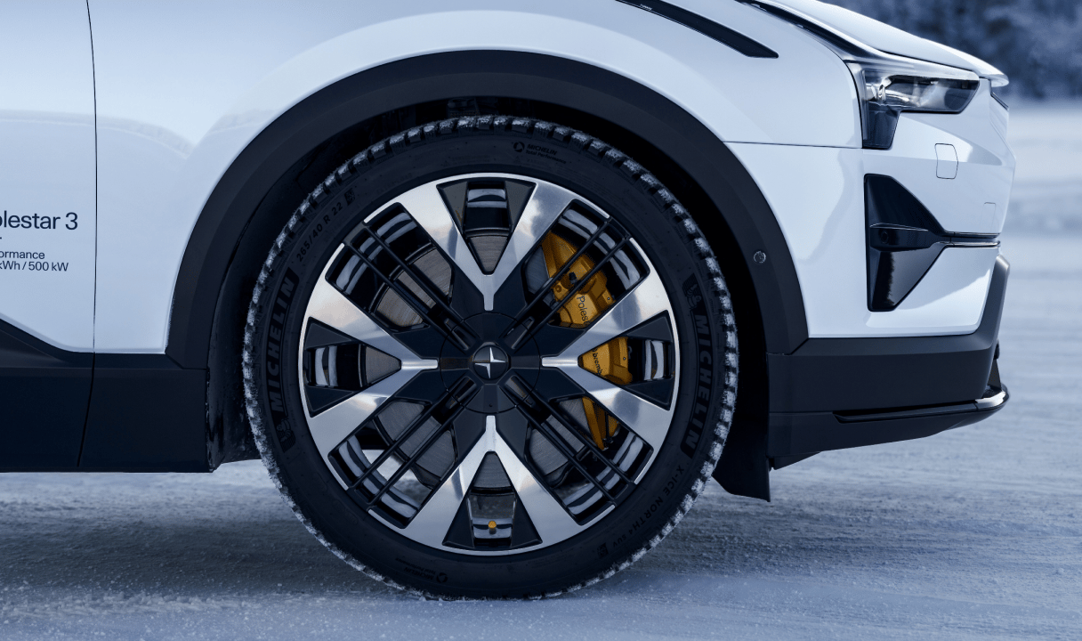 Front wheel and fender of a Polestar 3 on a snowy road