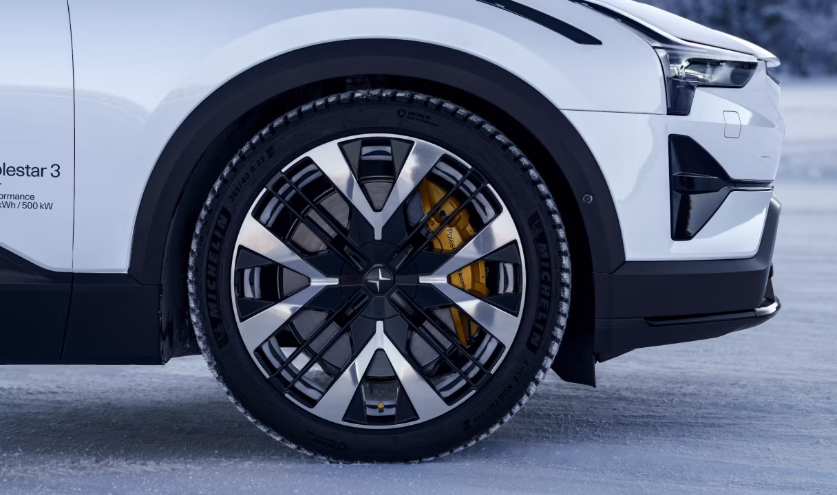 Front wheel and fender of a Polestar 3 on a snowy road