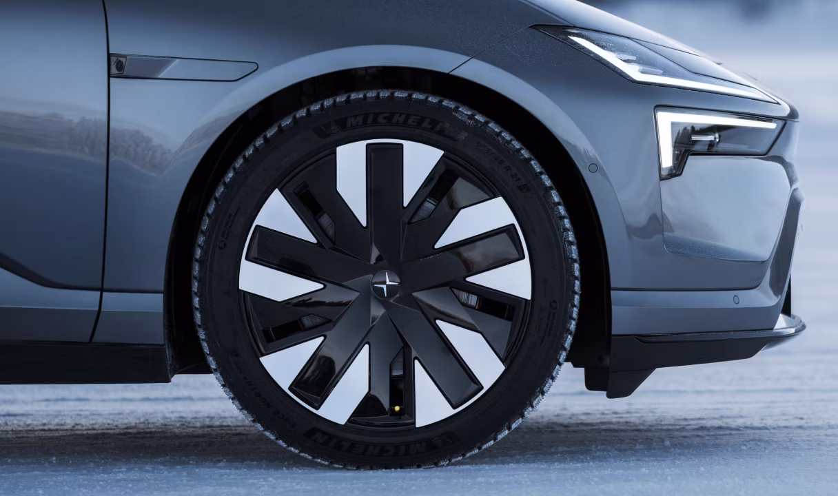 Front wheel and headlight of a Polestar 4 coupé on icy ground