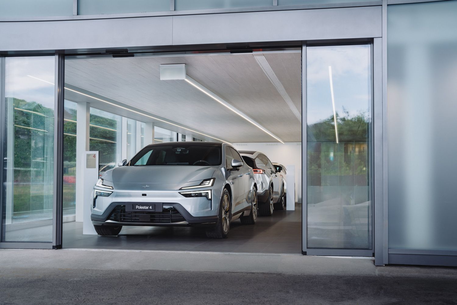 La Polestar 4 in uno showroom moderno presso un partner Polestar a Worben.