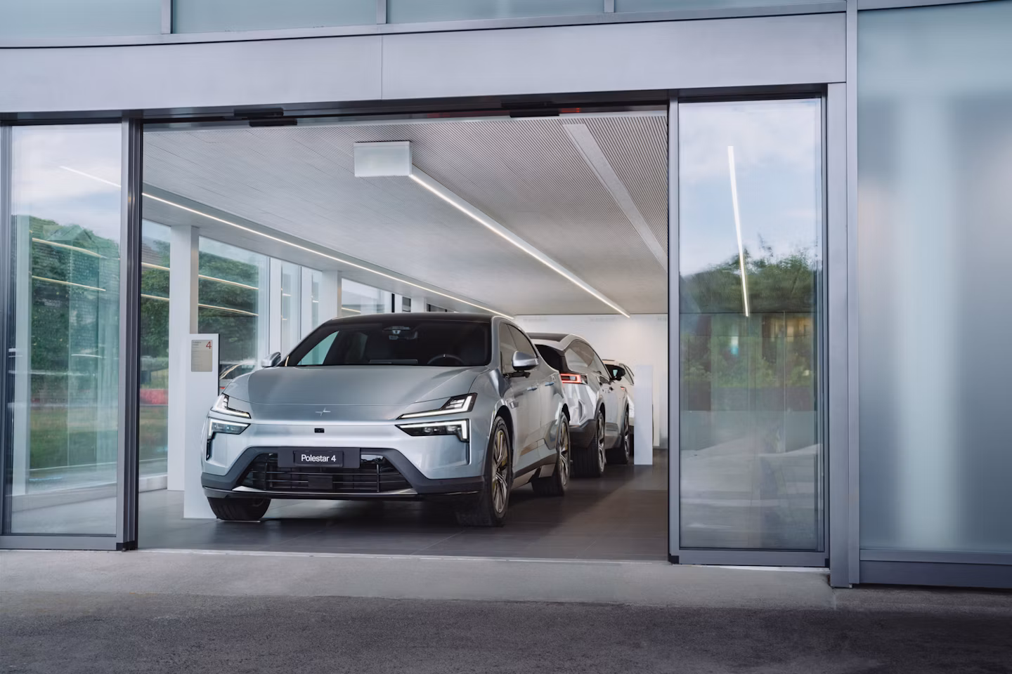 La Polestar 4 in uno showroom moderno presso un partner Polestar a Worben.