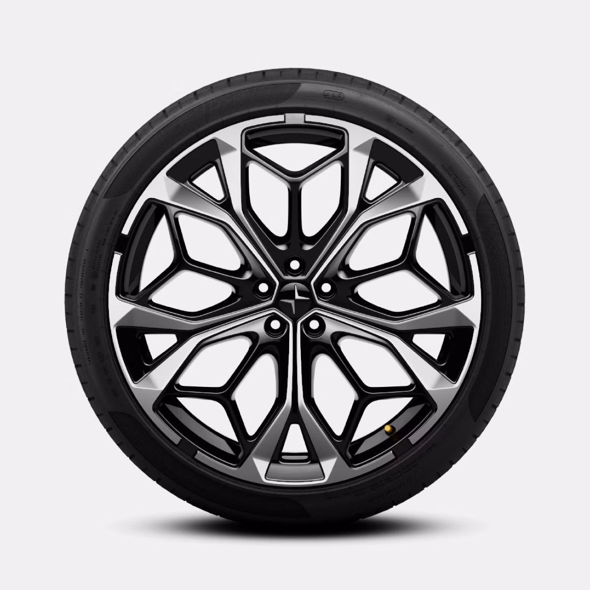 Polestar 4 SUV’s silver performance wheel with intricate geometric pattern.
