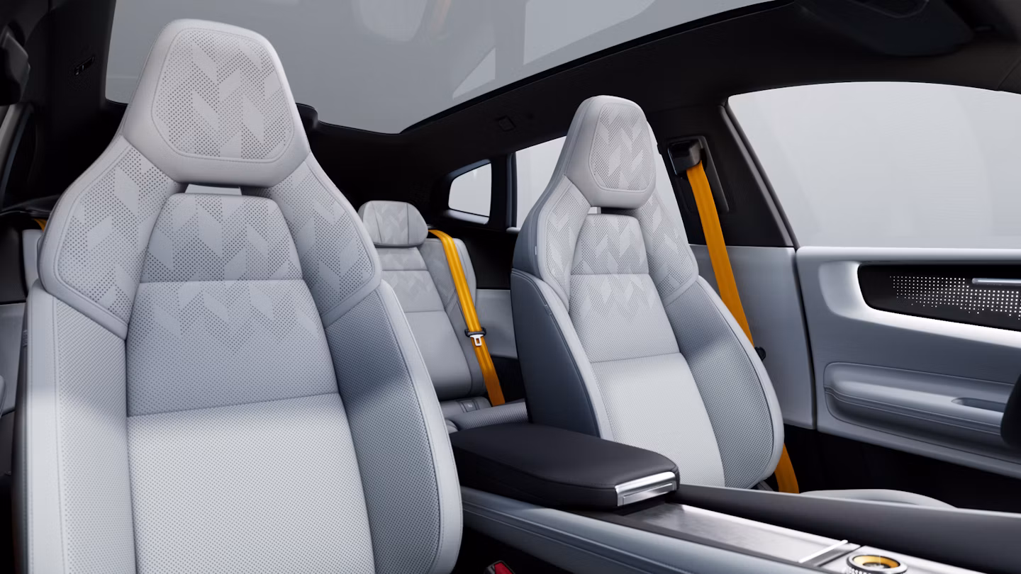 Polestar 4 SUV’s front seats in knitted upholstery in Mist colour and gold coloured seat belts.